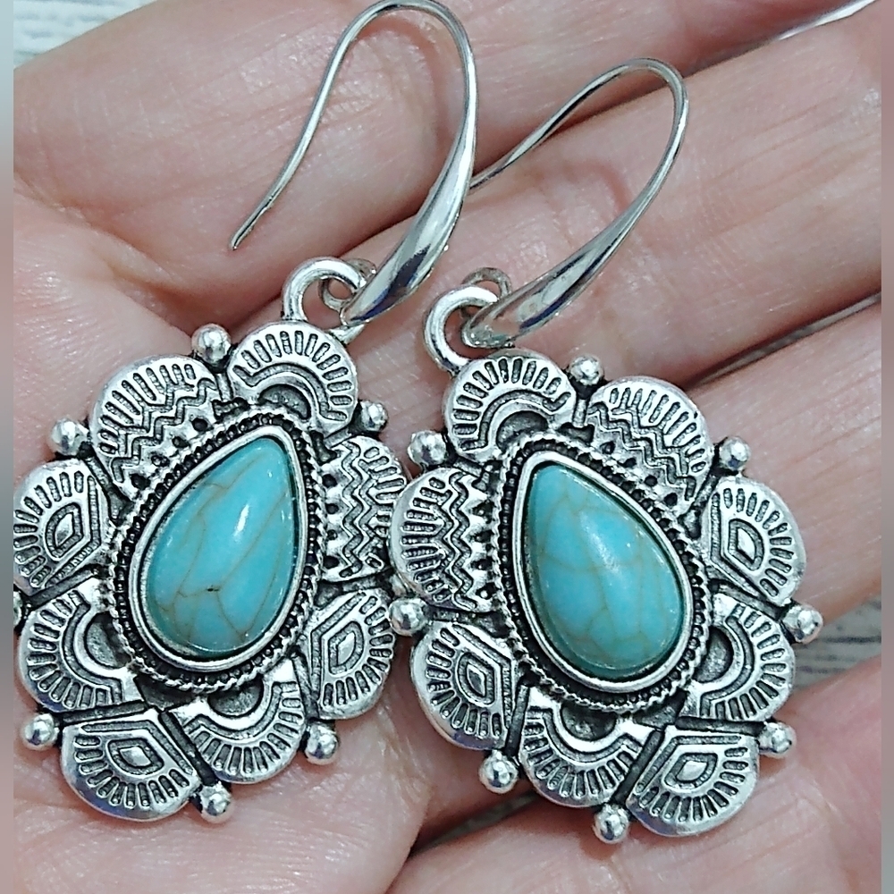 NWT Western Style Turquoise Dangle Earrings - Picture 3 of 5